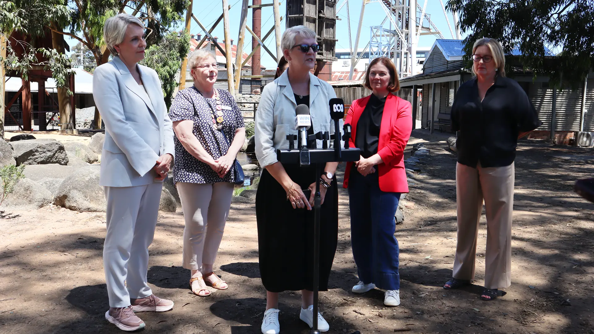 L-R Minister Tanya Plibersek, Bendigo Mayor Cr Andrea Metcalf, Maree Edwards MP, Lisa Chesters MP and Premier Jacinta Allan.